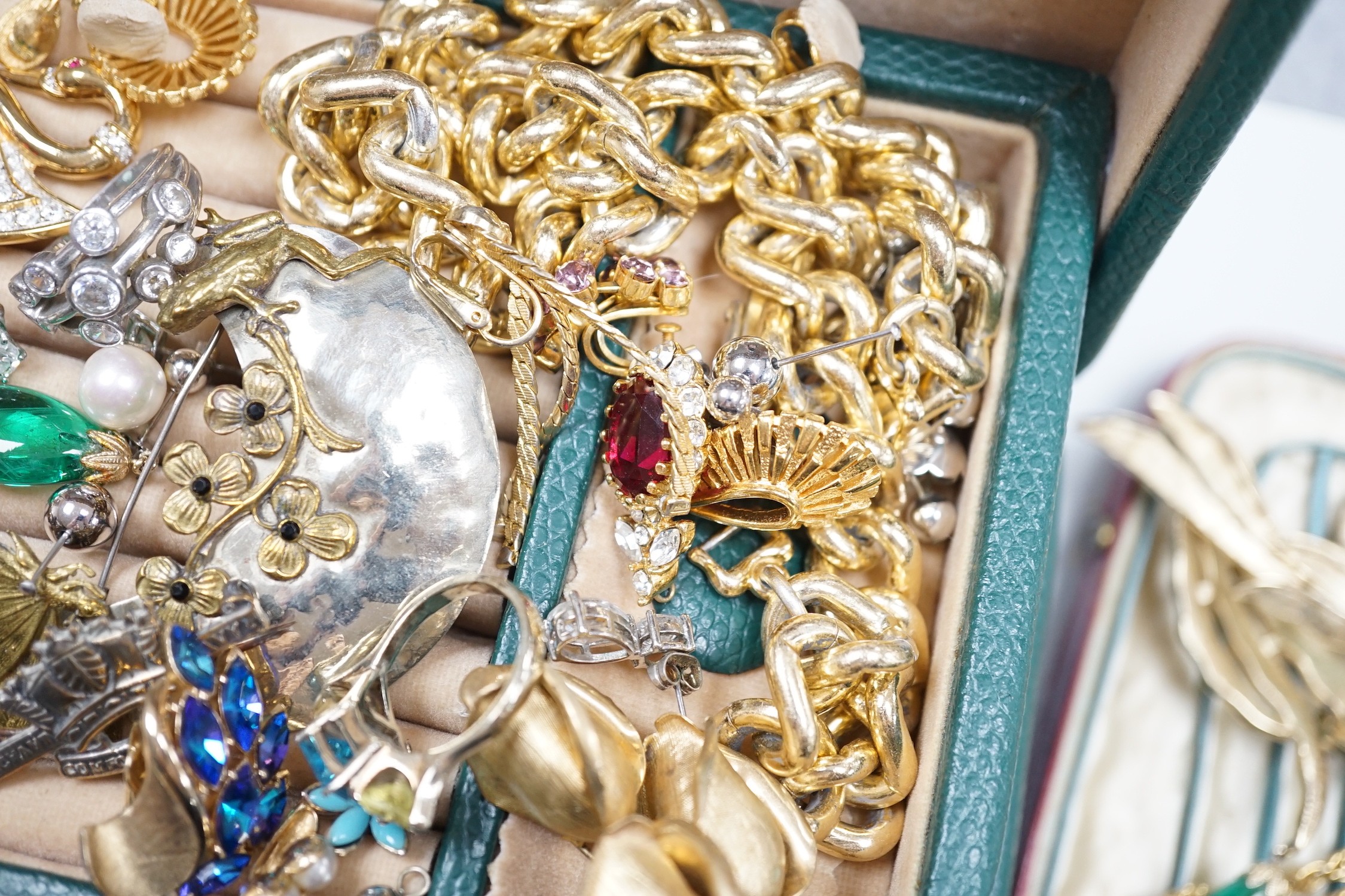 A quantity of assorted costume jewellery.